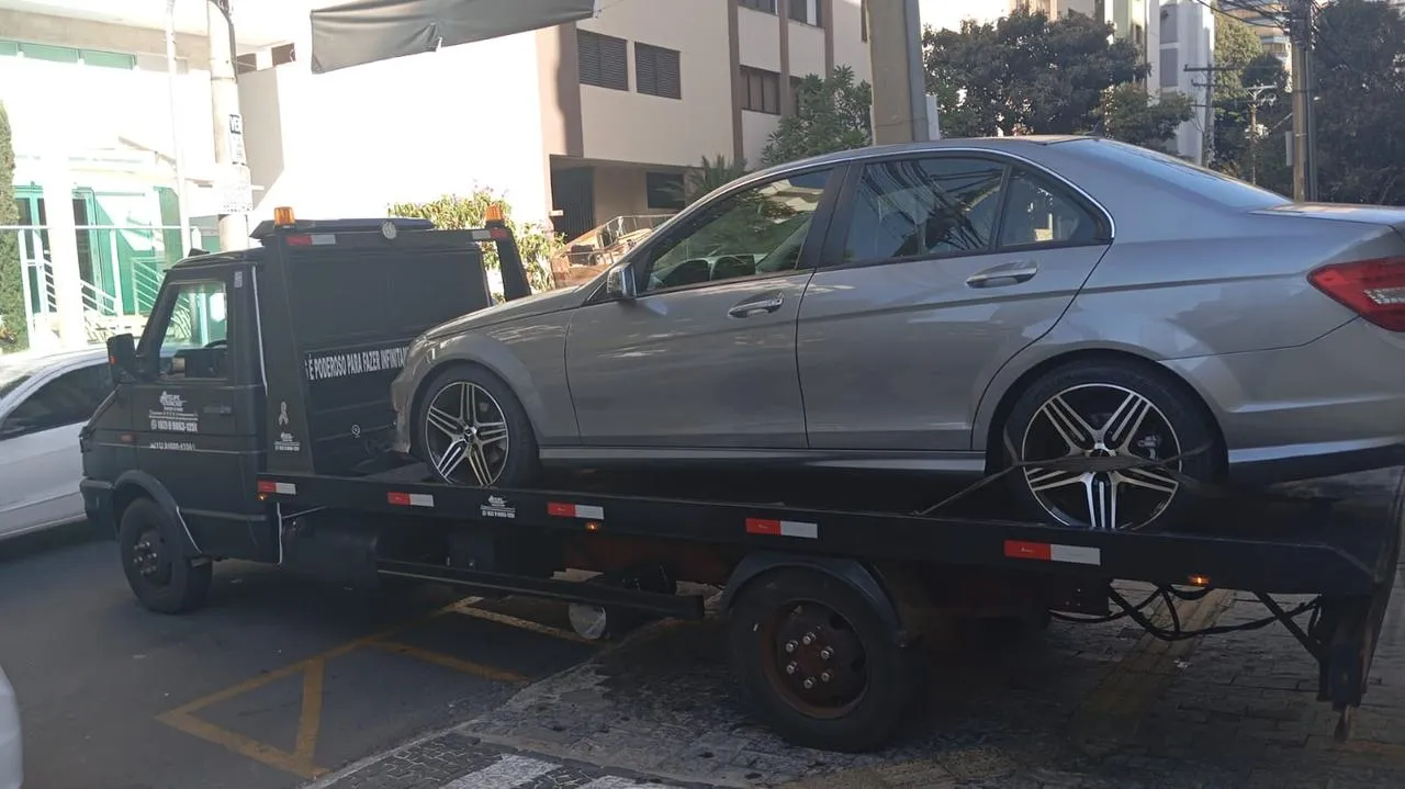 Guincho transportando veículo